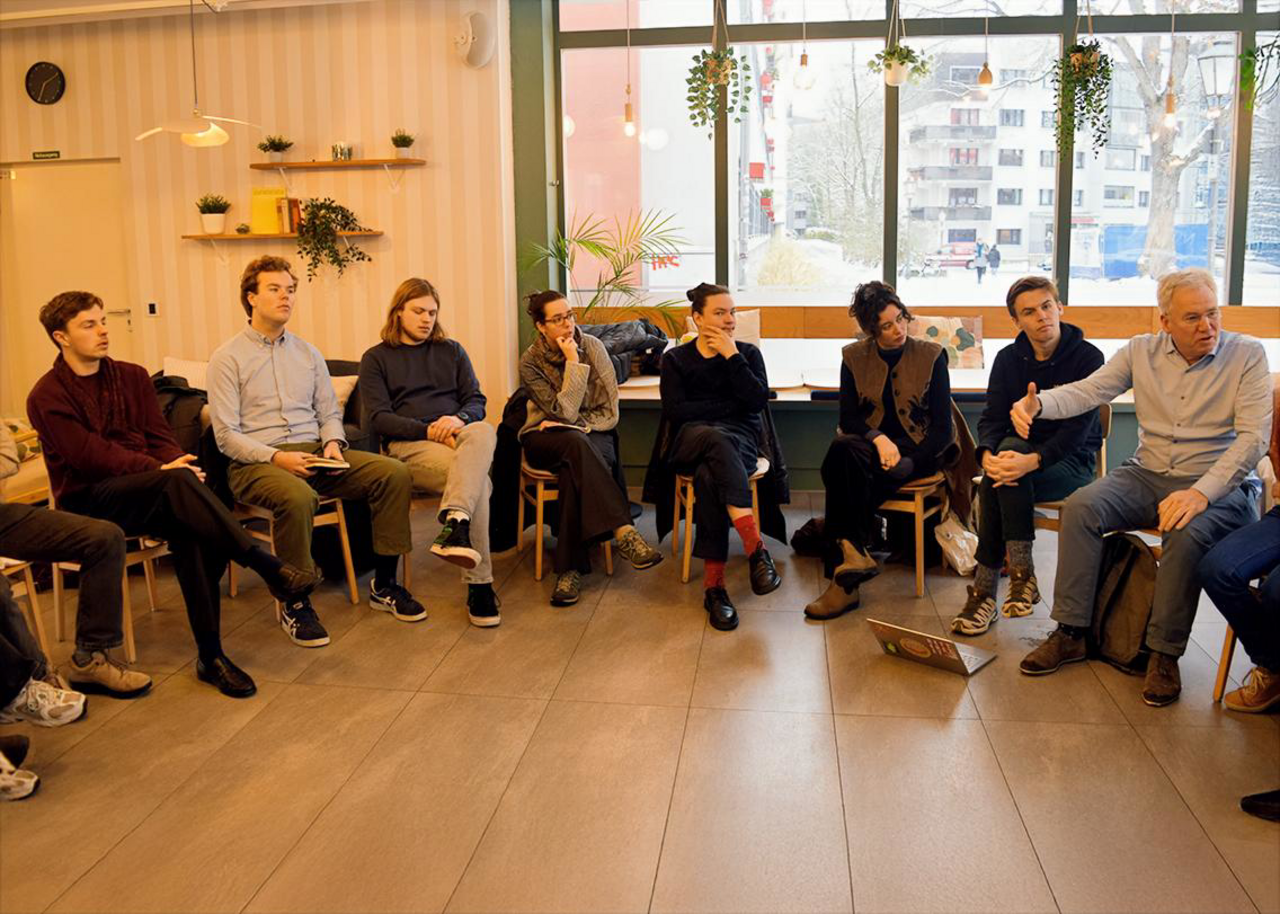 Studierende der UvA sitzen im Lichthaus für ein Gespräch mit dem Zukunftszentrum