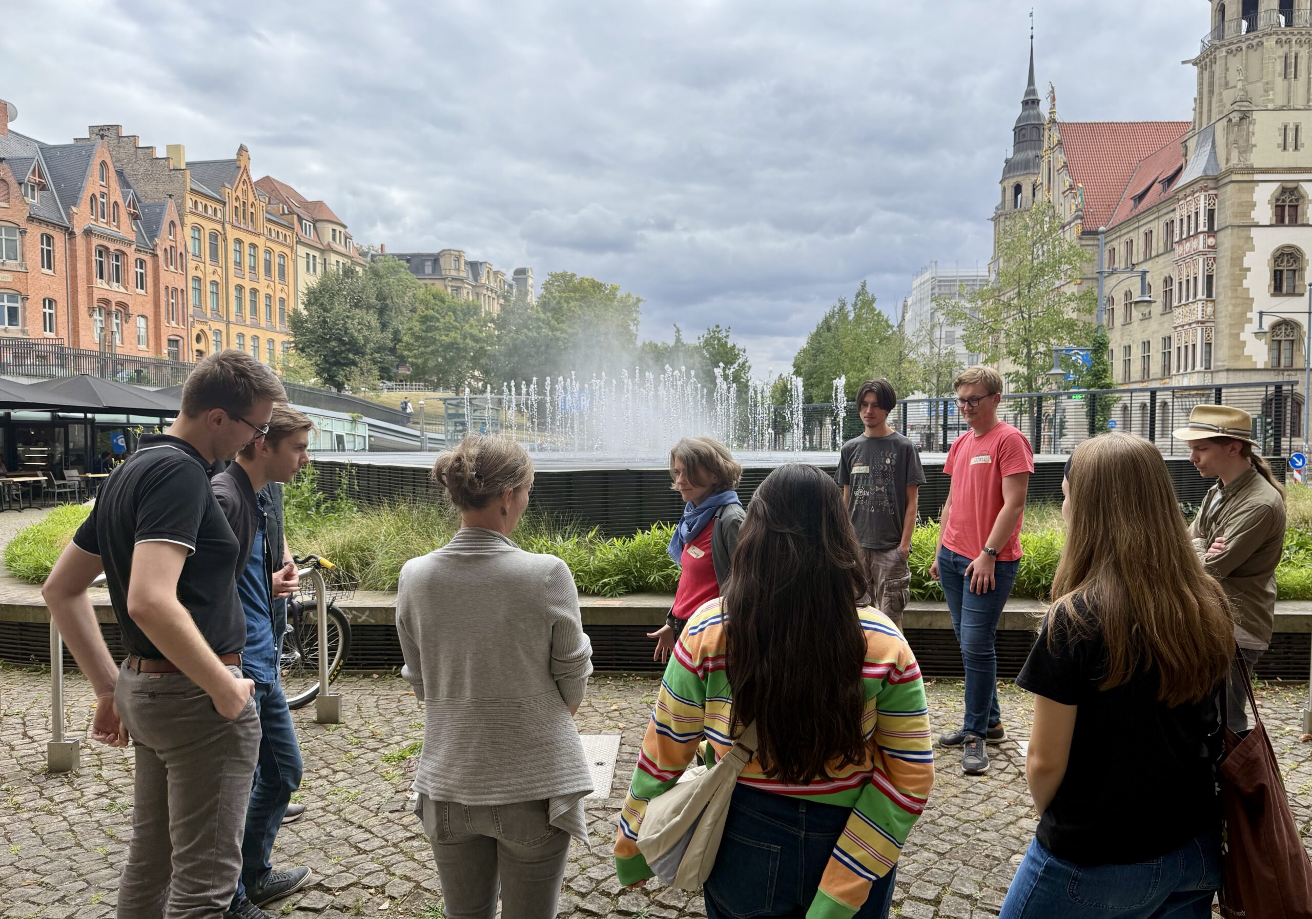 Jugendforum Eine Gruppe Jugendliche in den Straßen von Halle