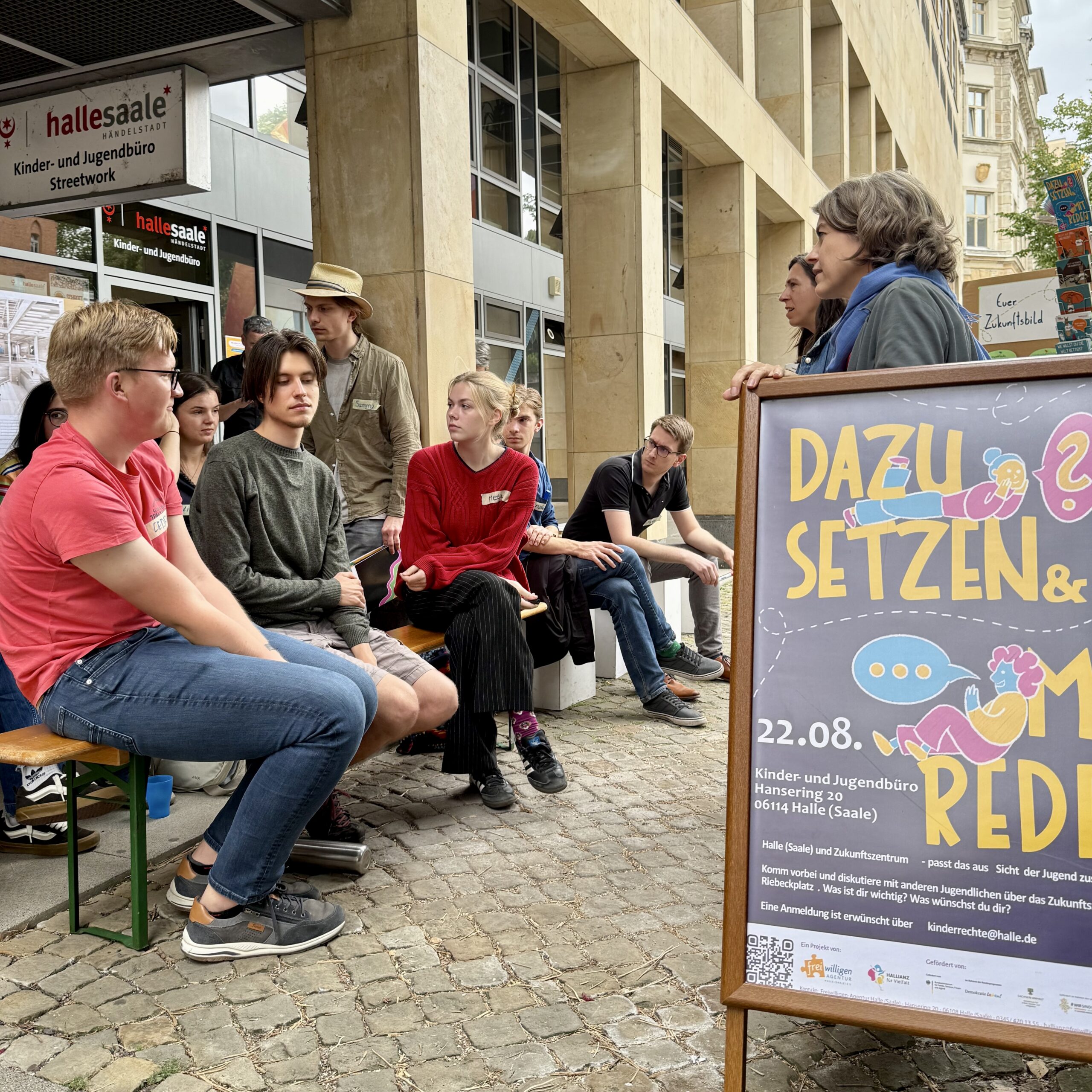 Jugendforum Hallianz Jugendliche auf einer Bank